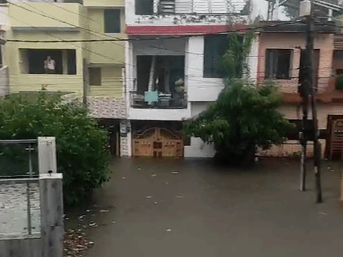 लखनऊ में मूसलाधार बारिश, अंधेरा छाया:सुबह 10 बजे तक होगी बरसात, येलो अलर्ट; जानकीपुरम के घरों में 4 फीट पानी भरा