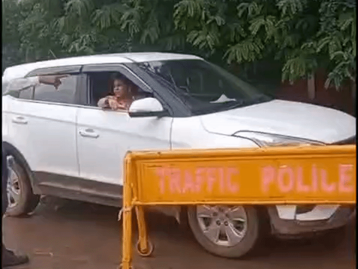ग्वालियर में बिना नंबर प्लेट की कार रोकने पर हंगामा:महिला ने पुलिसकर्मी से कहा- यह टीआई सुरेंद्र शर्मा की गाड़ी है, जो करना है कर लो