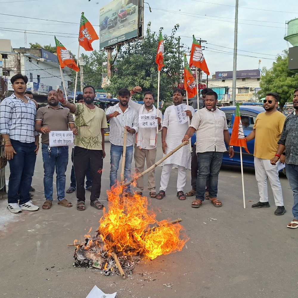 औरंगाबाद में भाजयुमो ने फूंका पुतला:कार्यकर्ताओं ने शहर में किया विरोध-प्रदर्शन, कहा- कांग्रेस ने 'वंदे मातरम' का अपमान किया