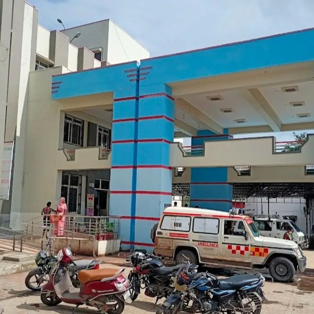 
                 सरकारी अस्पताल की टॉयलेट में 5 माह का भ्रूण मिला:रतलाम के MCH में लापरवाही; जिम्मेदार एक-दूसरे पर टालते रहे, पुलिस ने दफनाया 
            