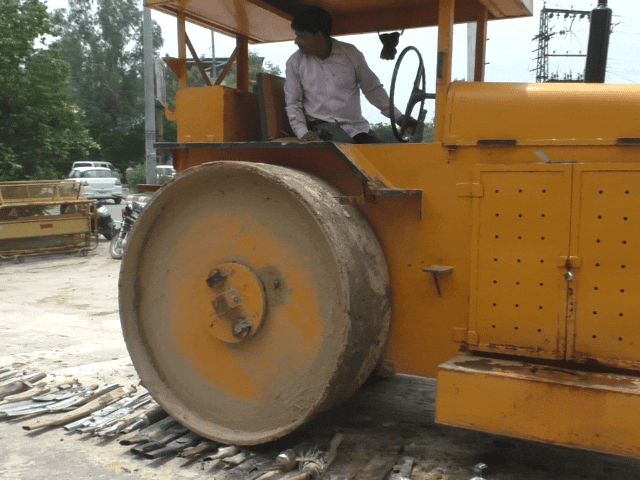 भरतपुर में 111 मॉडिफाइड साइलेंसर पर चलाया रोलर:पटाखे फोड़ने की आवाज निकालकर लोगों को डराते थे बाइक सवार; ट्रैफिक पुलिस की कार्रवाई