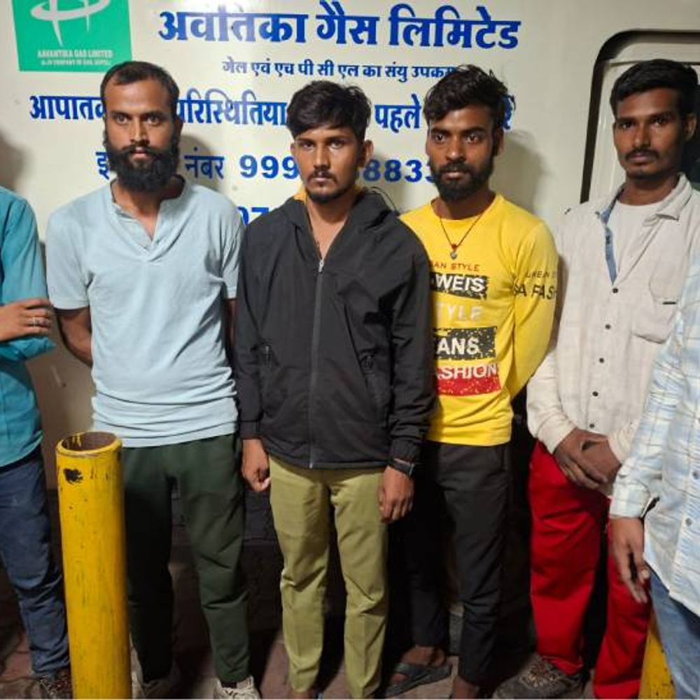
                 गैस कंपनी के कर्मचारियों से मारपीट का मामला:चेहरा सूजा, जबड़ा नहीं खुल रहा; पुलिस की FIR पर सवाल, आरोपी अज्ञात कैसे? 
            