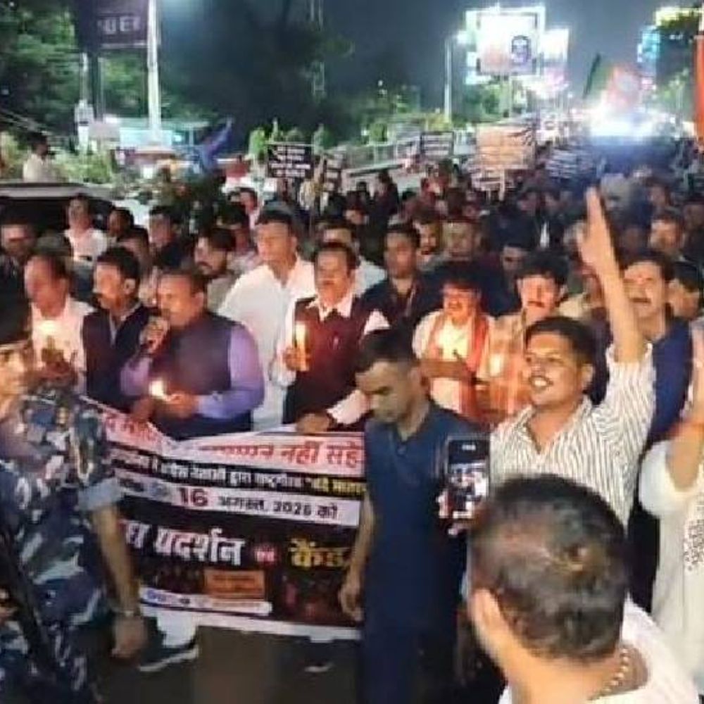 
                 वंदे मातरम् विवाद पर इंदौर में भाजपा का कैंडल मार्च:विजयवर्गीय बोले, कांग्रेस ने देश और राष्ट्रगीत का सम्मान नहीं किया; वंदे मातरम् राष्ट्रभक्ति का मंत्र 
            