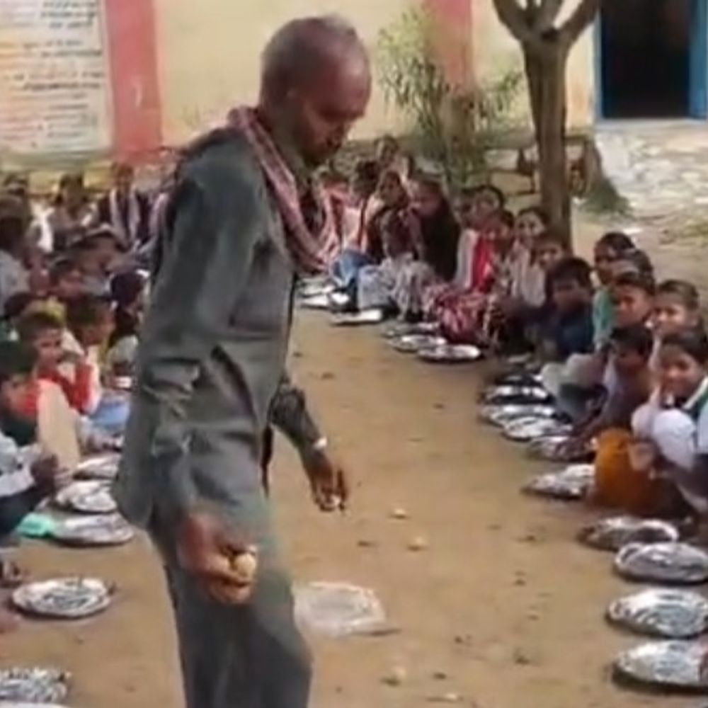 लड्डू खाने के बाद तीन बच्चों की तबीयत बिगड़ी:स्वतंत्रता दिवस कार्यक्रम के दौरान बांटे थे लड्डू; उल्टी-दस्त और पेट दर्द की शिकायत