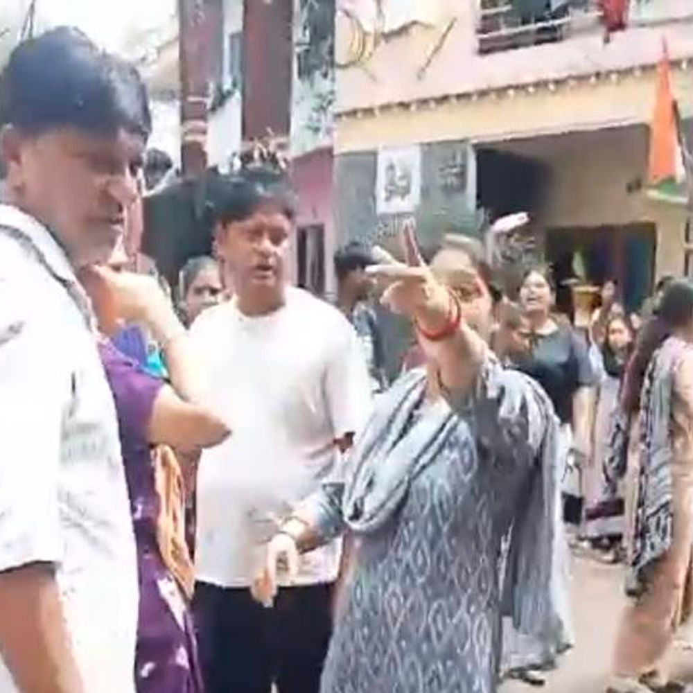
                 इंदौर में पारिवारिक विवाद की शिकायत थाने तक पहुंची:बच्चों को अपशब्द कहने पर भाजपा नेता के परिवार का चचेरे भाई से विवाद 
            
