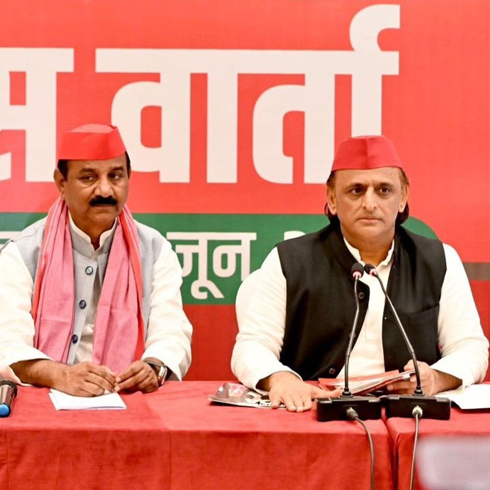 हवा का रुख बदला तो टूटने लगीं 'शाखाएं'...:राजर्षि टंडन मुक्त विश्वविद्यालय के कुलपति के इस्तीफे पर अखिलेश का तंज