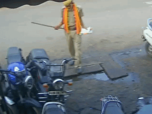 कोटा में पुलिस ड्रेस में आकर मोपेड चुराई:सर्विस सेंटर के बाहर से ले गया उठाकर, गले में माला भी पहन रखी थी