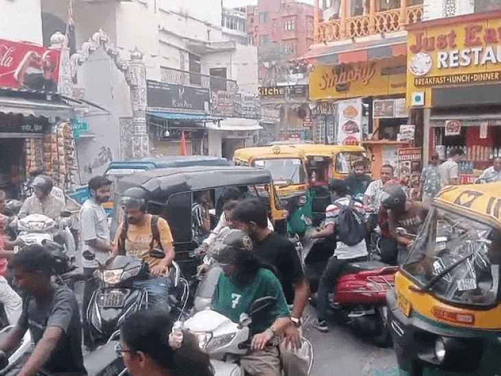 उदयपुर में वीकेंड पर टूरिस्ट बढे़, ओल्ड सिटी में जाम:स्थानीय लोगों की भी रही भीड़; परेशान होते रहे लोग