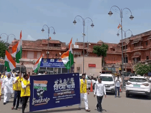 जयपुर में निकाली 'तिरंगा यात्रा':युवाओं को नशा मुक्त रहने का दिलाया संकल्प; महिला वीरांगनाओं को दी श्रद्धांजलि