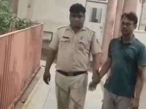 20 लाख की धोखाधड़ी में कॉरियर कंपनी का मैनेजर गिरफ्तार:पार्सल की डिलीवरी में कस्टमर को देता था अपना और पत्नी के बैंक खातों का QR कोड