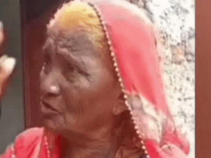 2 महिलाओं को बातों में उलझाकर जेवर उतरवाए:पीड़िता बोली- शरीर पर हाथ घुमाया और एक किलो चांदी की कड़ियां निकाल ली; 4 महिलाओं ने की वारदात