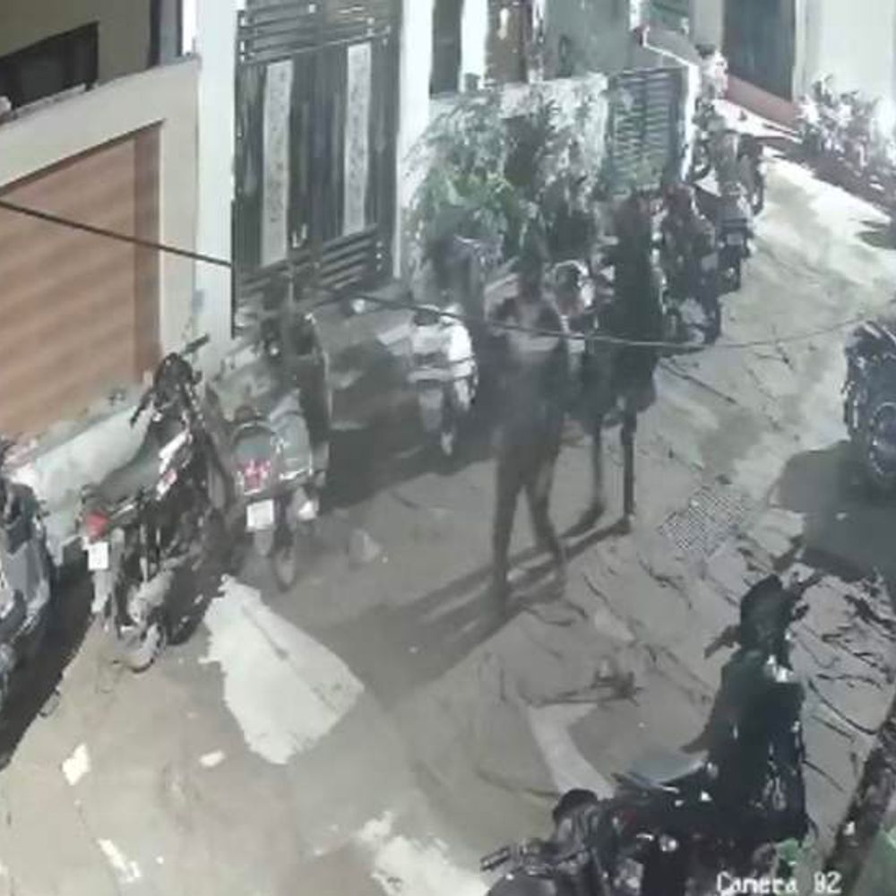 
                 इंदौर में लोहे का गेट खोलकर अंदर घुसे चोर:घटना CCTV में कैद; अंदर सोता रहा परिवार, नकदी और जेवर ले भागे 
            