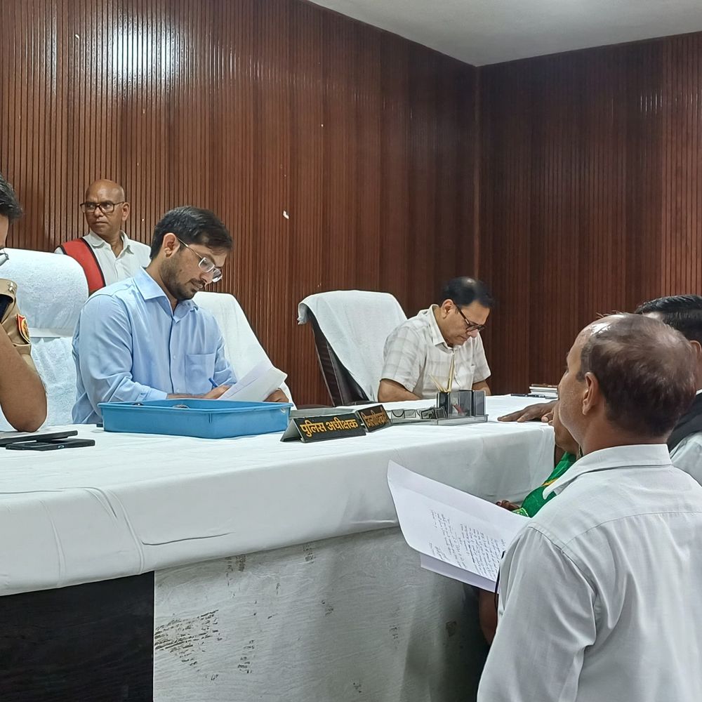 चंदौली में समाधान दिवस, DM-SP ने सुनीं शिकायतें:जस्व, आपसी विवाद, पेयजल और बिजली से जुड़ी शिकायतें पहुंचीं
