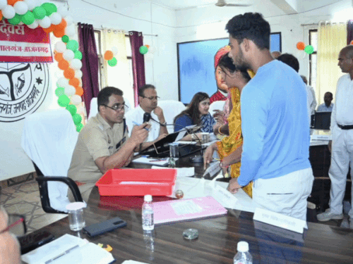 आजमगढ़ के संपूर्ण समाधान दिवस में आई 103 शिकायतें:19 मामलों का मौके पर हुआ समाधान, नारी शक्ति कैंटीन का शुभारंभ