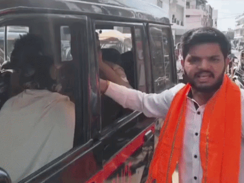 होटल में किशोरी के मुस्लिम युवक संग मिलने पर हंगामा:हिंदू संगठनों ने होटल की कार्यप्रणाली पर उठाए सवाल, पुलिस ने युवक हिरासत में लिया