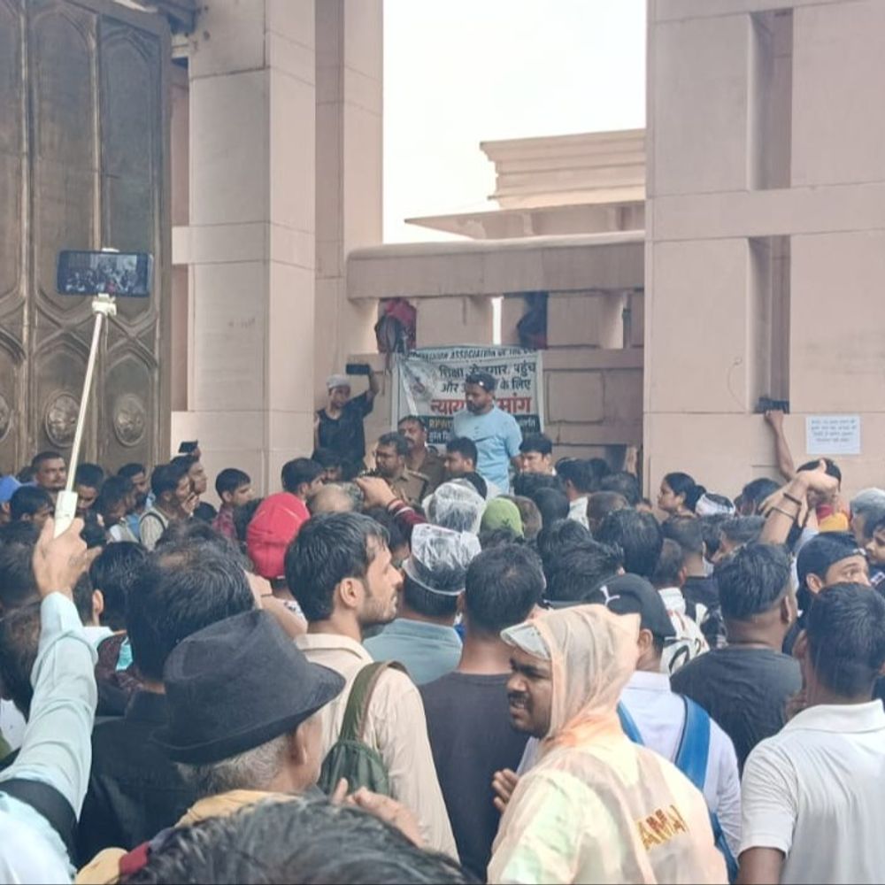 लखनऊ में मूकबधिर का विधानसभा पर प्रदर्शन:पुलिस ने बसो में भरकर इको गार्डन भेजा, प्रदर्शनकारियों ने मांग न पूरे होने पर जताई नाराजगी