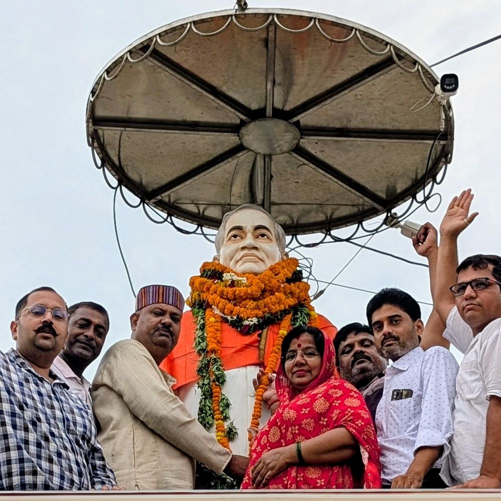 अटल बिहारी वाजपेयी को पुण्यतिथि पर नमन:मिर्जापुर में भाजपा कार्यकर्ताओं ने दी श्रद्धांजलि, याद किए उनके कार्य