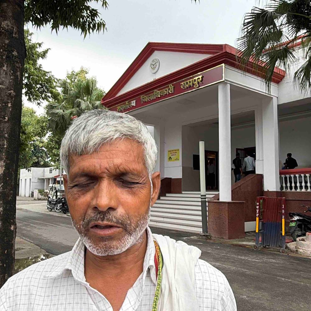 पैमाइश के बाद मेड़ और पिलर तोड़ने का आरोप:रामपुर में बुजुर्ग किसान ने डीएम से लगाई कार्रवाई की गुहार