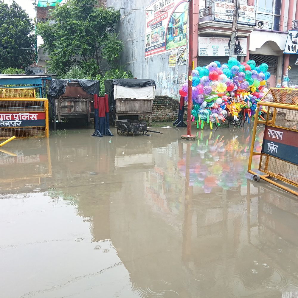 फतेहपुर में भारी बारिश से जलभराव, 7 डिग्री गिरा तापमान:शहर से ग्रामीण क्षेत्रों तक घरों में घुसा पानी, बढ़ी परेशानी