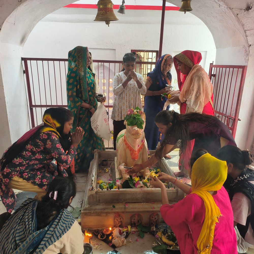 सावन के तीसरे सोमवार पर बाबा बैजनाथ धाम में भीड़:महादेव के दर्शन को दूर-दराज से पहुंचे श्रद्धालु, प्रतिमा में किया जलाभिषेक