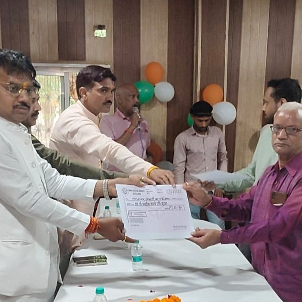 कोटेदारों का लाभांश 90 से बढ़कर 125 रुपये हुआ:मिल्कीपुर के 208 कोटेदारों को मिला लाभ, विधायक ने बांटे चेक
