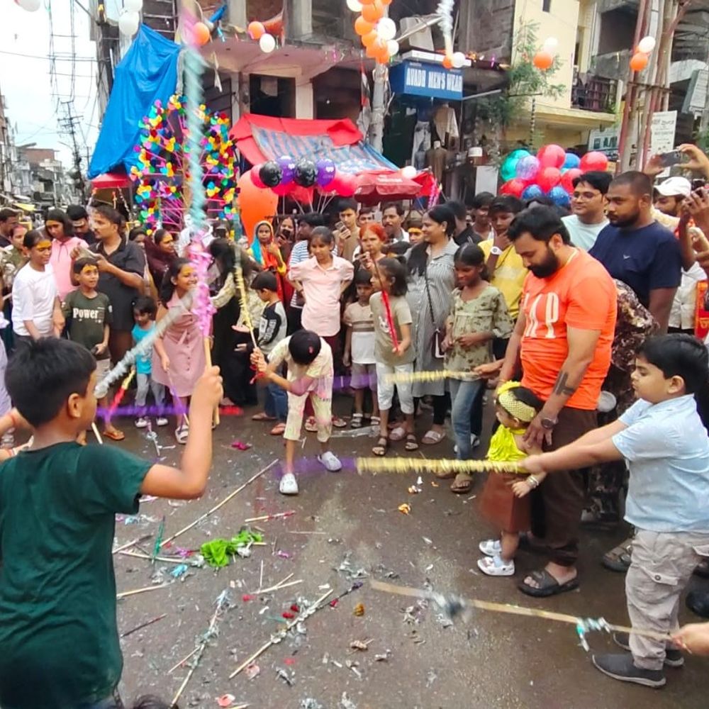 सुल्तानपुर में नागपंचमी पर शाहगंज चौराहे पर लगा मेला:बच्चों ने निभाई गुड़िया पीटने की परंपरा; झूलों और दुकानों पर उमड़ी भीड़