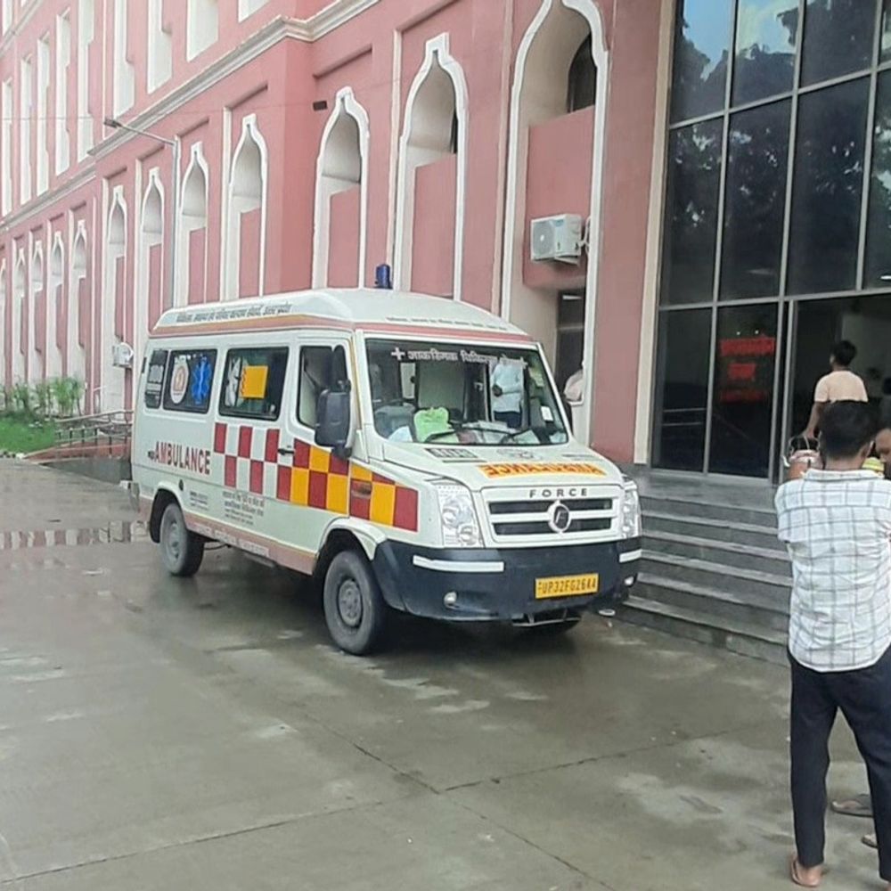 कुशीनगर में घायल बेटे को अस्पताल से किया डिस्चार्ज:तमकुहीराज में एनएच पर हुए हादसे में पिता-पुत्र की हुई थी मौत