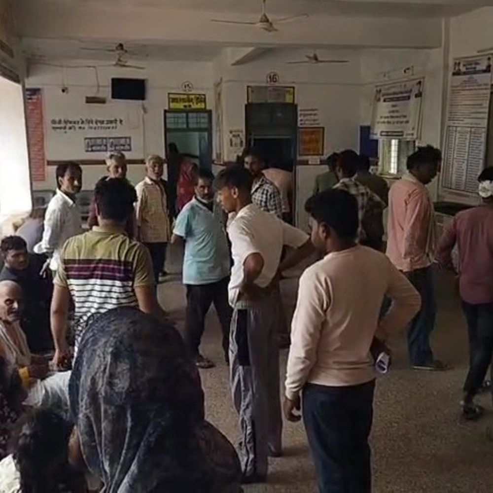 शिवपुरी में आवारा कुत्तों का हमला, 10 लोग जख्मी:बैराड़ सामुदायिक स्वास्थ्य केंद्र में रेबीज इंजेक्शन नहीं मिले, जिला अस्पताल भेजा