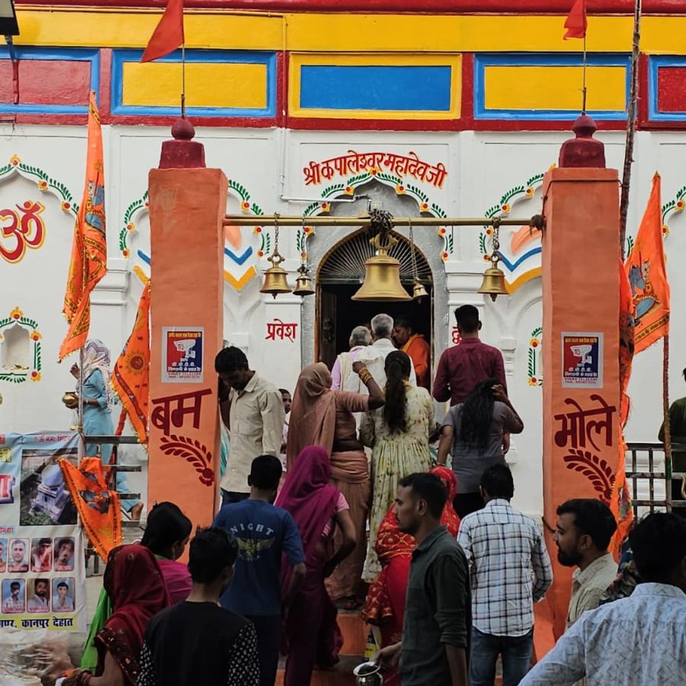 भारी बारिश में भी कपालेश्वर महादेव के दरबार में भीड़:कानपुर देहात में गंगाजल लेकर पहुंचे कांवड़िए