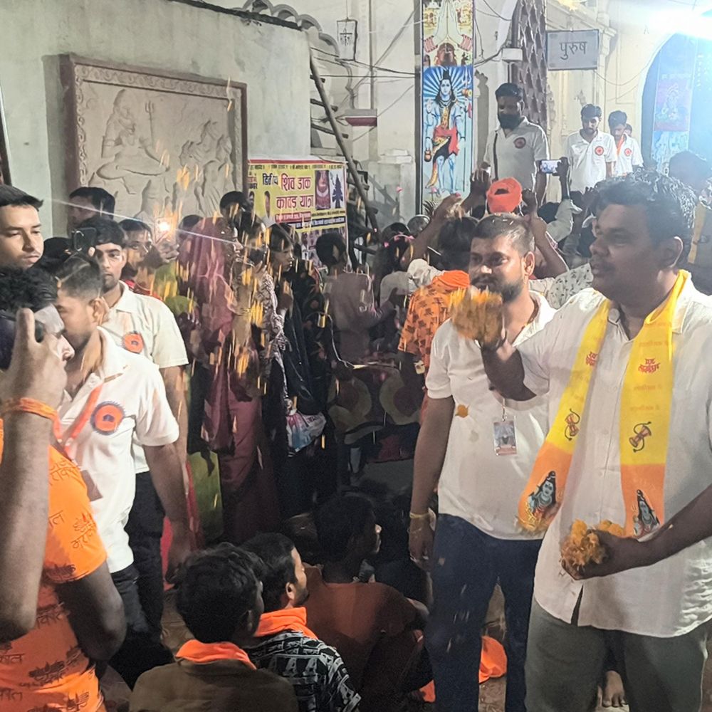 सीतापुर में डीएम-एसपी ने शिवभक्तों पर की पुष्पवर्षा:पत्थर शिवाला में पूजा-अर्चना, चहलारी घाट पर सुरक्षा व्यवस्था का लिया जायजा