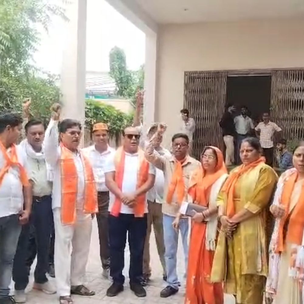 फिरोजाबाद में भारतीय मजदूर संघ ने सौंपा ज्ञापन:विद्युत आउटसोर्स कर्मियों की सुरक्षा-वेतन संबंधी समस्याओं पर मांग