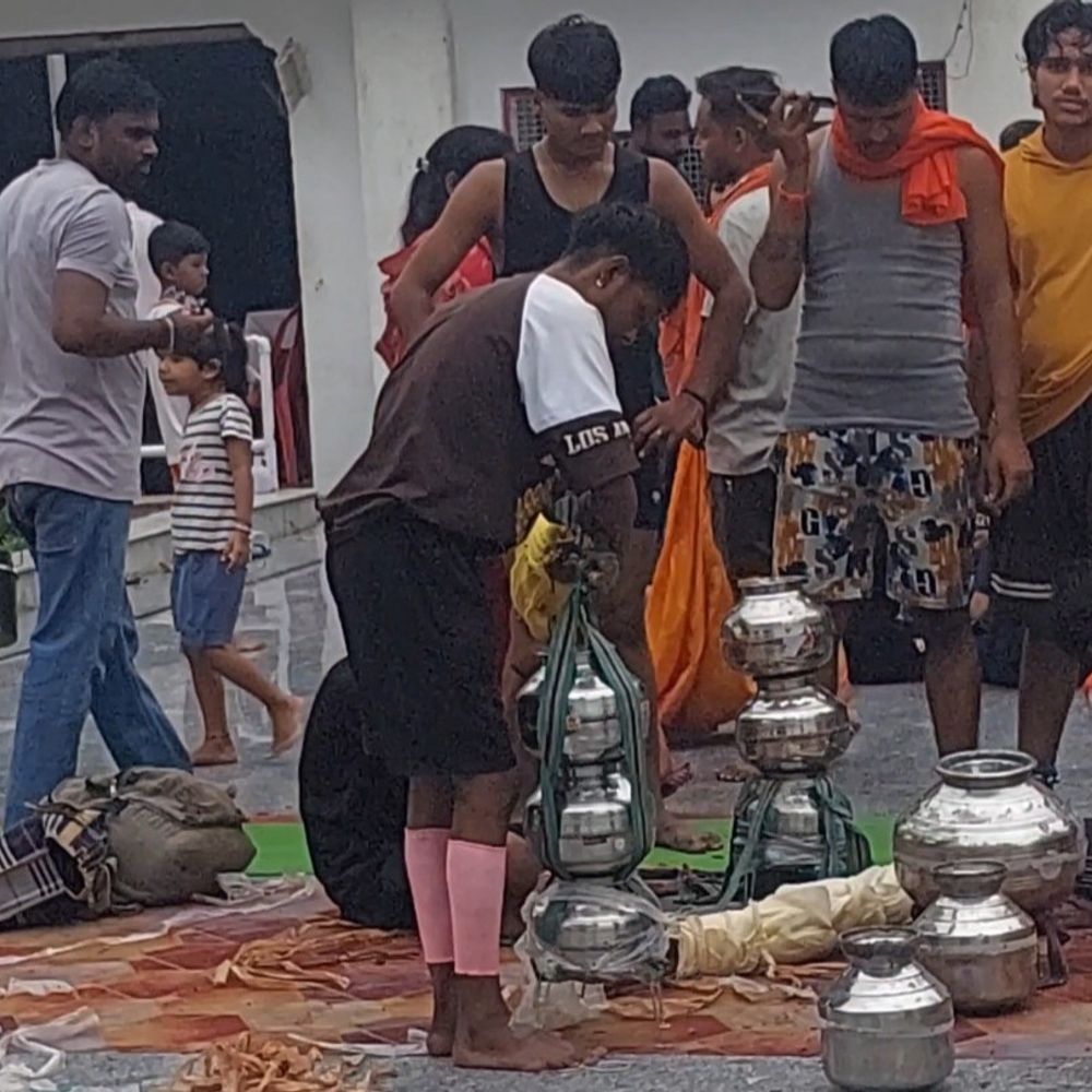 बदायूं में सावन के तीसरे सोमवार को जलाभिषेक:कांवड़ियों समेत हजारों श्रद्धालुओं ने मंदिरों में की पूजा-अर्चना