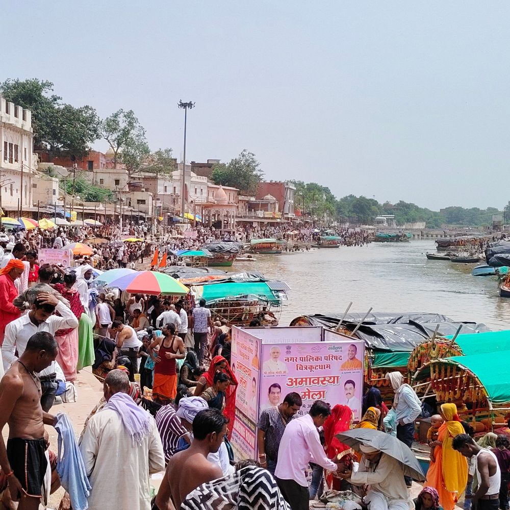 सावन के सोमवार पर शिवालयों में उमड़ी श्रद्धालुओं की भीड़:चित्रकूट में भक्तों ने किया भगवान भोलेनाथ का जलाभिषेक, जयघोष से गूंज उठा मंदिर