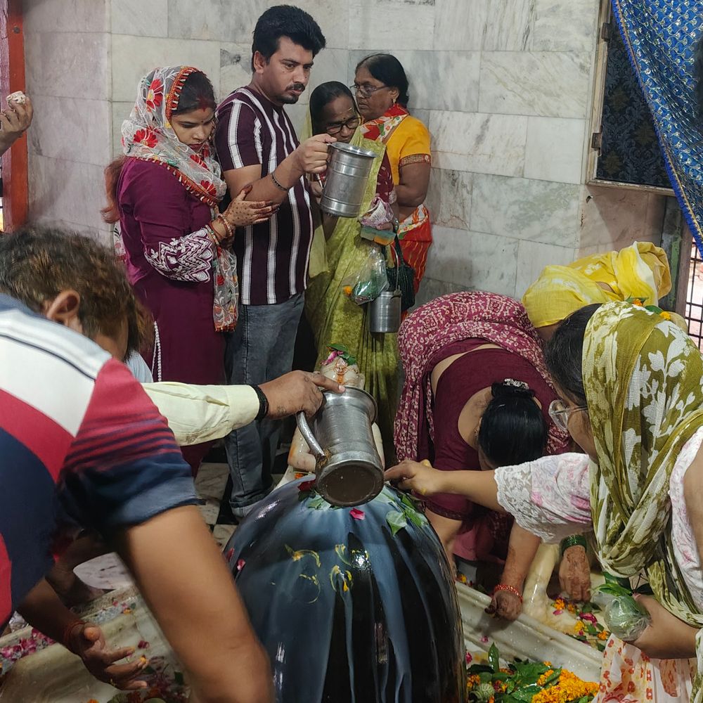 सावन के तीसरे सोमवार को शिवालयों में उमड़ी भीड़:हाथरस के मंदिरों में भक्तों ने पूरे वेद विधान के साथ की पूजा अर्चना, लगे जयकारे