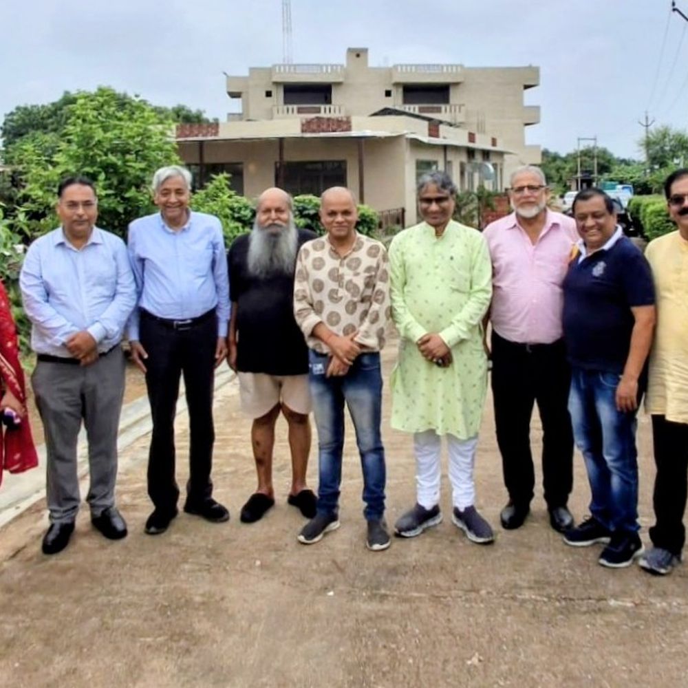 'गो ग्रीन कानपुर' कैंपेन का आगाज:आरोहम हैप्पीनेस सेंटर पर रोपे गए पौधे; डॉ. वंदना पाठक बोलीं- घर के बुजुर्गों को समय देना ही असली हैप्पीनेस
