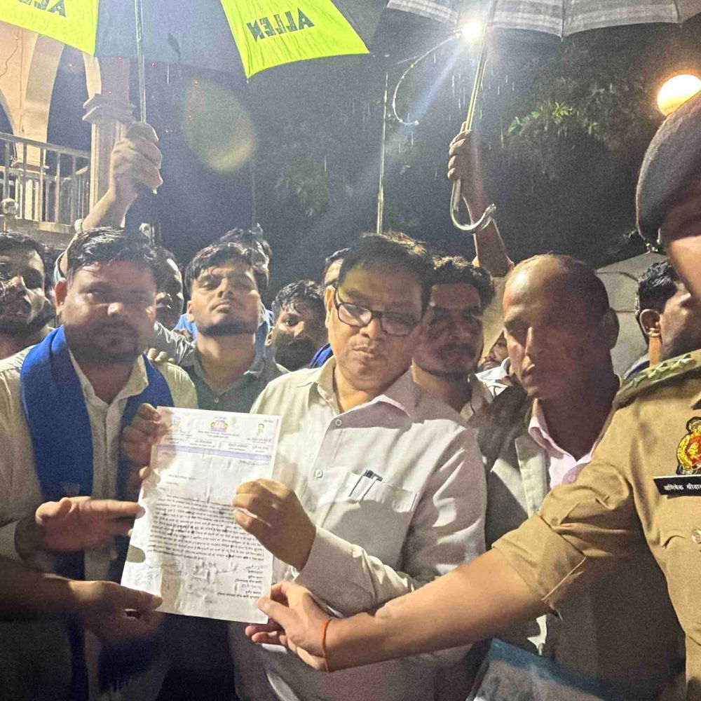 रामपुर में अंबेडकर प्रतिमा खंडित, दलित समाज आक्रोशित:रात में ज्ञापन सौंपा, 15 दिन में प्रतिमा स्थापित करने की मांग