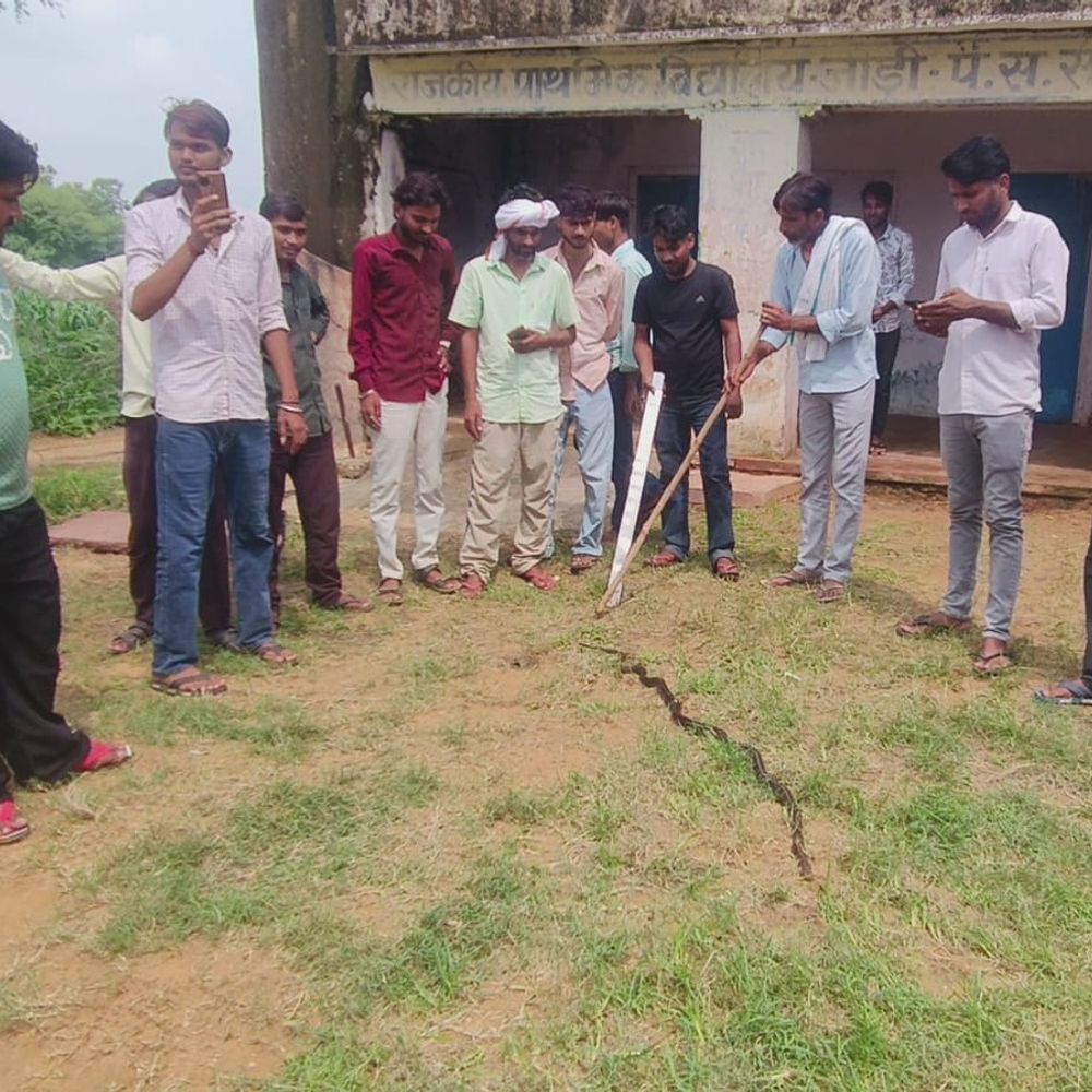 जर्जर स्कूल में सात फीट का सांप निकला:बदहाली और अतिक्रमण से नाराज ग्रामीणों ने लगाया ताला