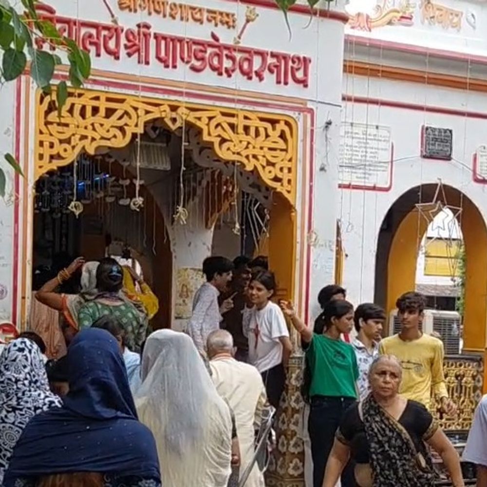 सावन के तीसरे सोमवार को शिव मंदिरों में भीड़:फर्रुखाबाद के पांडेश्वरनाथ सहित अन्य शिवालयों में गूंजे बम-बम भोले के जयकारे