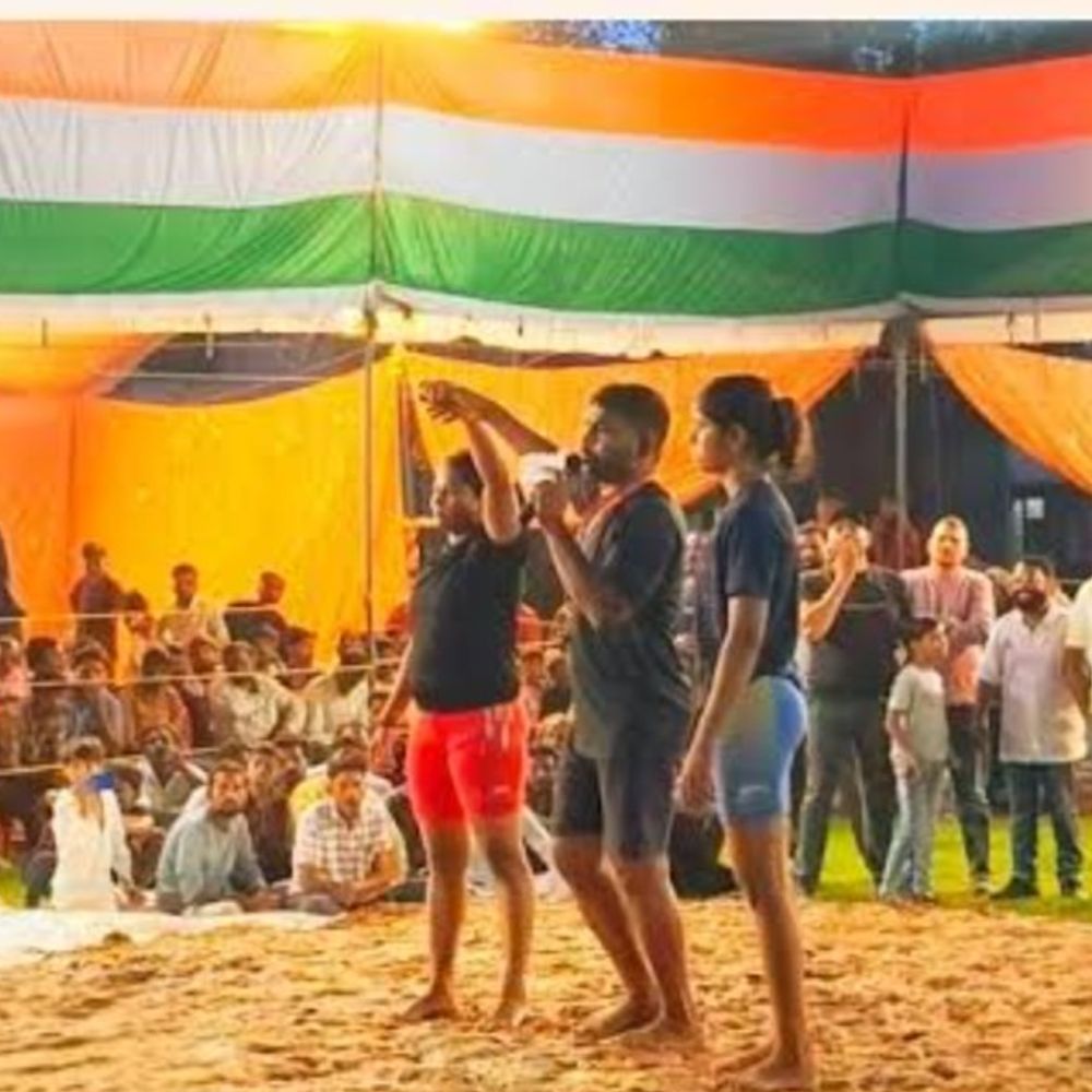 महिला पहलवानों के दांव-पेंच देखने उमड़ी भीड़