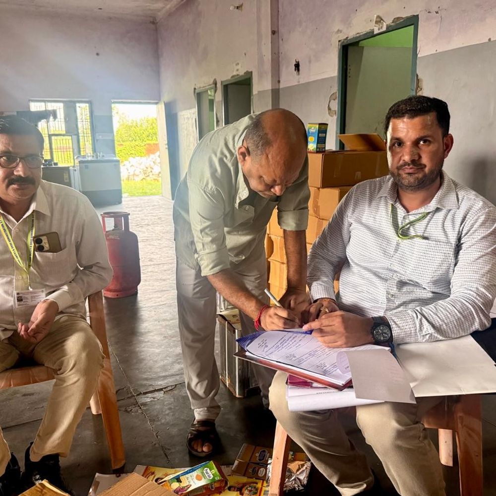 हापुड़ में खाद्य सुरक्षा टीम का छापा:339 लीटर खाद्य पदार्थ जब्त, गलत जानकारी छपी थी