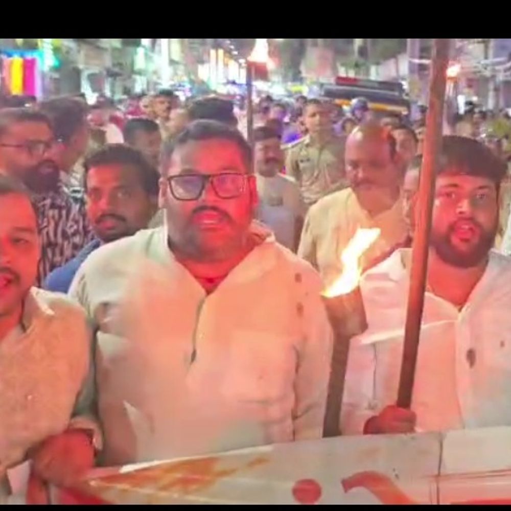 भाजपा ने कांग्रेस पर वंदे मातरम् अपमान का आरोप लगाया:बहराइच में युवा मोर्चा ने मशाल जुलूस निकाल प्रदर्शन किया