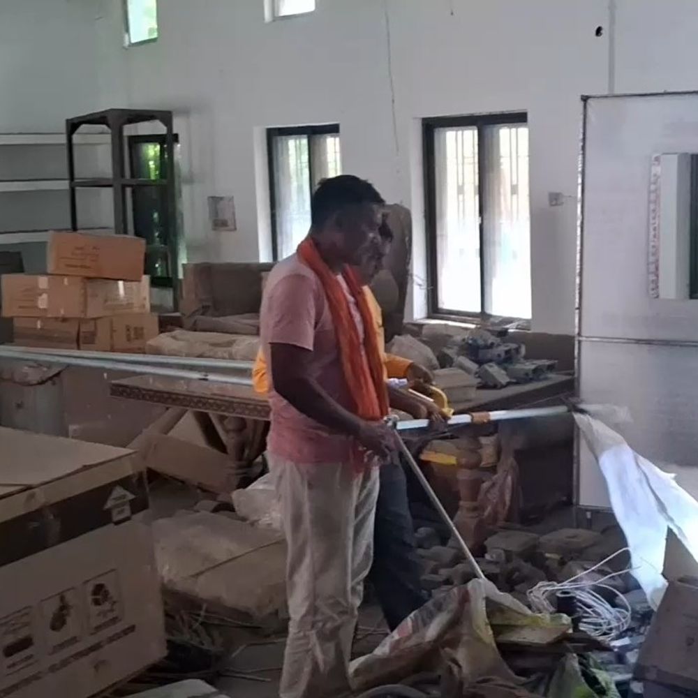 मोहनिया बिजली कार्यालय में निकला सांप:वन विभाग की टीम घंटों मशक्कत के बाद भी नहीं कर पाई रेस्क्यू