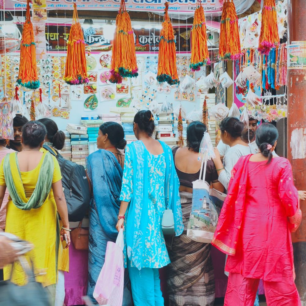 रक्षाबंधन से पहले लखीमपुर के बाजार राखियों से सजे:कार्टून कैरेक्टर से ब्रांडेड राखियों की मांग, 15 से 350 रुपए तक दाम