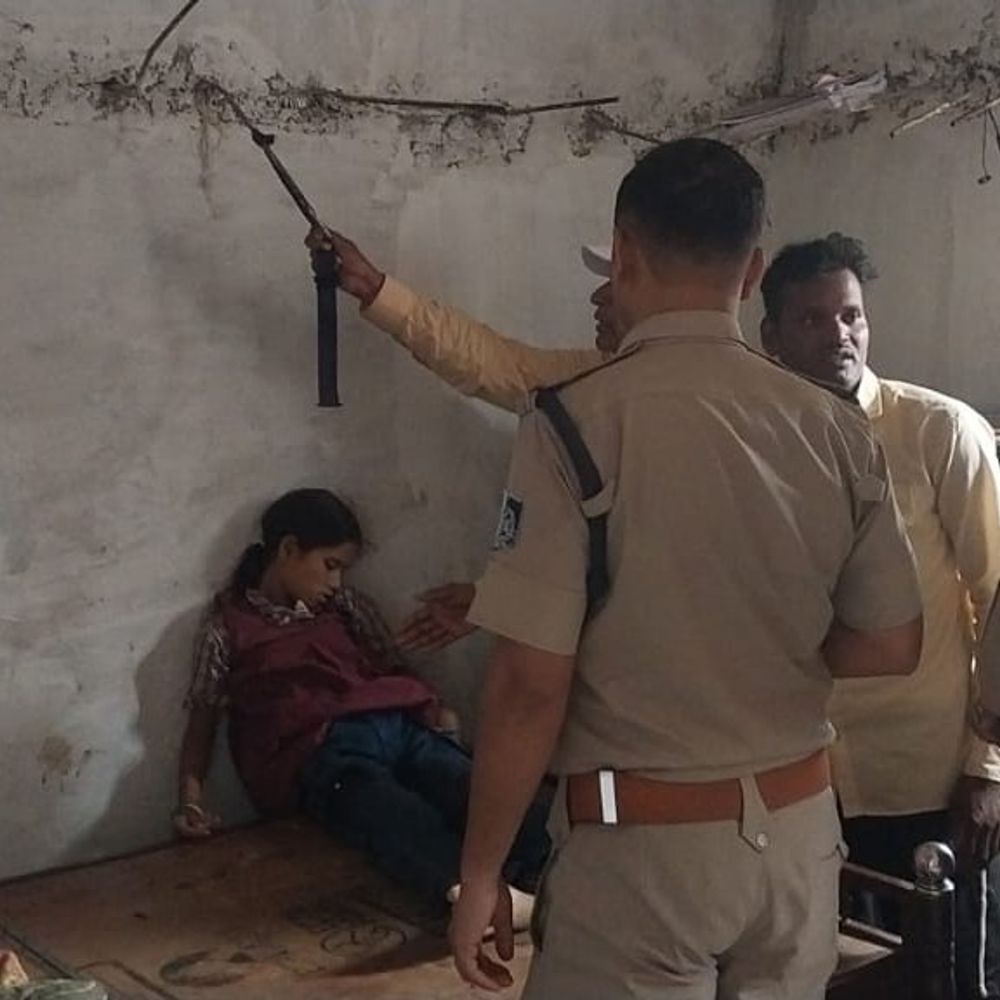 सिंगरौली में 11 वर्षीय छात्रा ने फांसी लगाई:स्कूल जाने से पहले भाई से बोली थी- दो मिनट में आ रही हूं