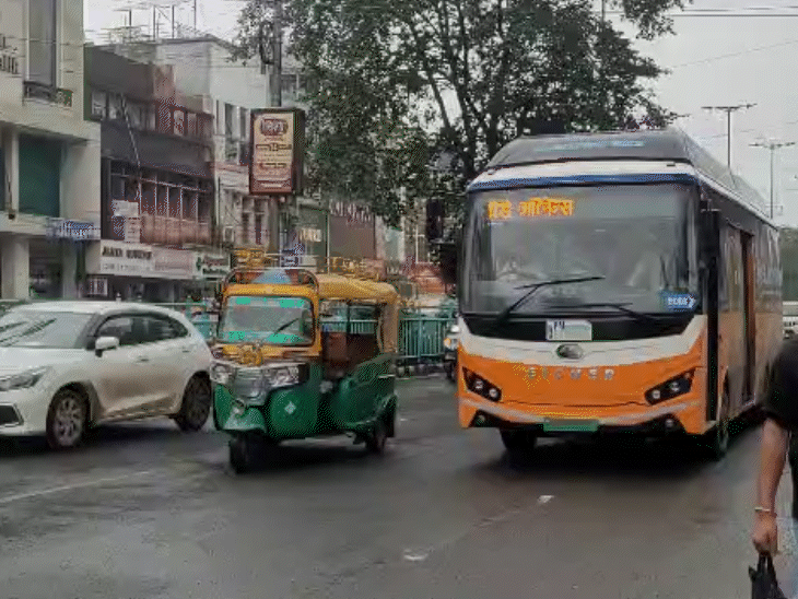 
                 भोपाल में आज से 10 ई-बसें और दौड़ेंगी:बैरागढ़, कोलार-बावड़ियाकलां में बेहतर होगी कनेक्टिविटी; सभी एमपी नगर से गुजरेंगी 
            