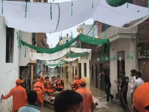 प्रयागराज में महज 90 मिमी बारिश से 5000 घर डूबे:लोग बोले- क्या खाएं, कहां जाएं; महाकुंभ में स्मार्ट सिटी के लिए खर्च हुए थे 7500 करोड़