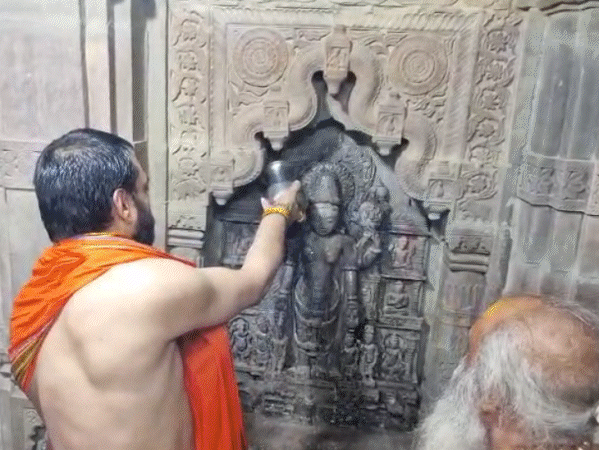 नागपंचमी पर खुले नागचंद्रेश्वर के पट, भक्तों का पहुंचना शुरू:सावन के तीसरे सोमवार के साथ नागपंचमी का संयोग; 24 घंटे होंगे भगवान नागचंद्रेश्वर के दर्शन