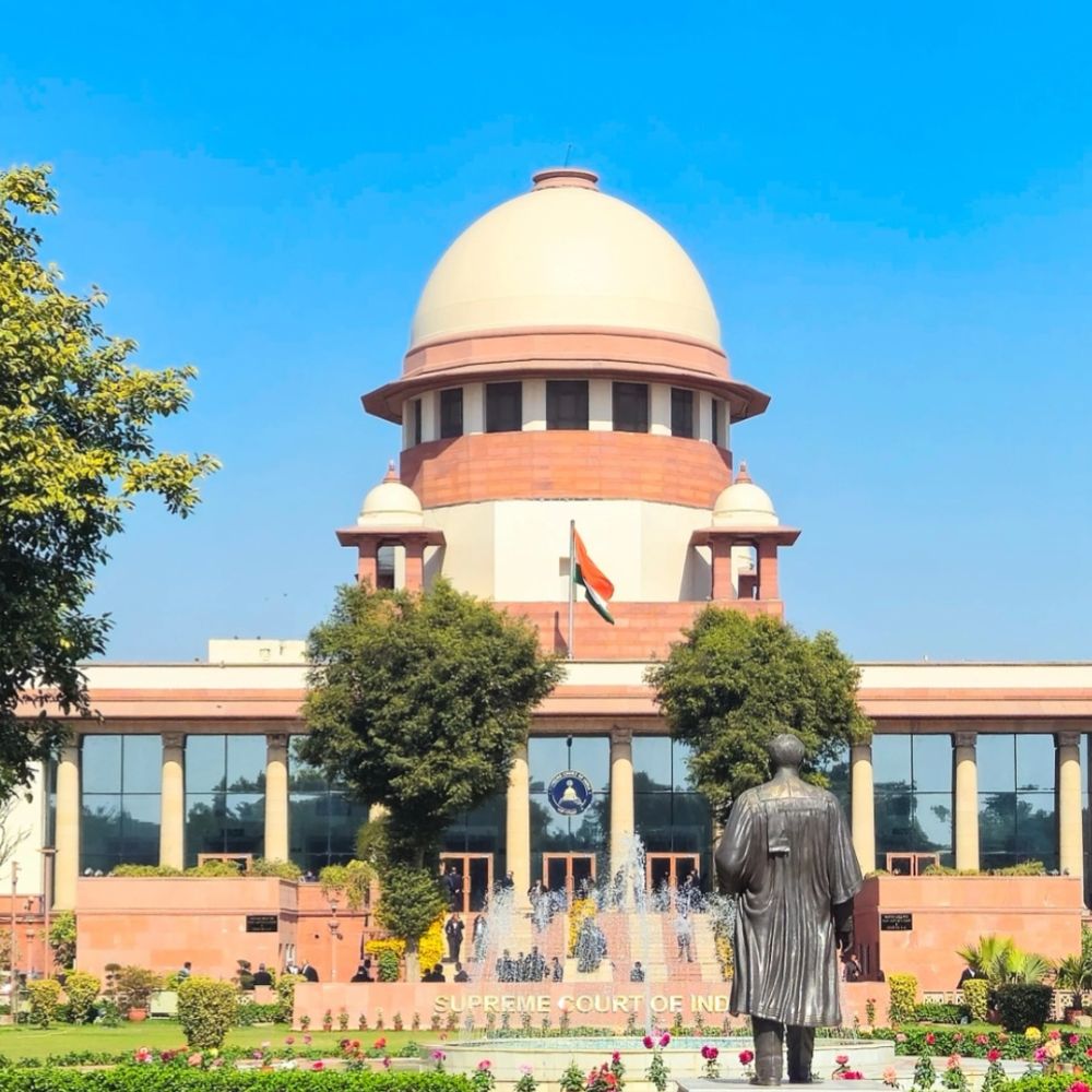 
                 326 सांसदों, 14 राज्यों के CM पर आपराधिक केस:सुप्रीम कोर्ट में पेश रिपोर्ट: लोकसभा के 251 और राज्यसभा के 75 सदस्यों पर मामले 
            