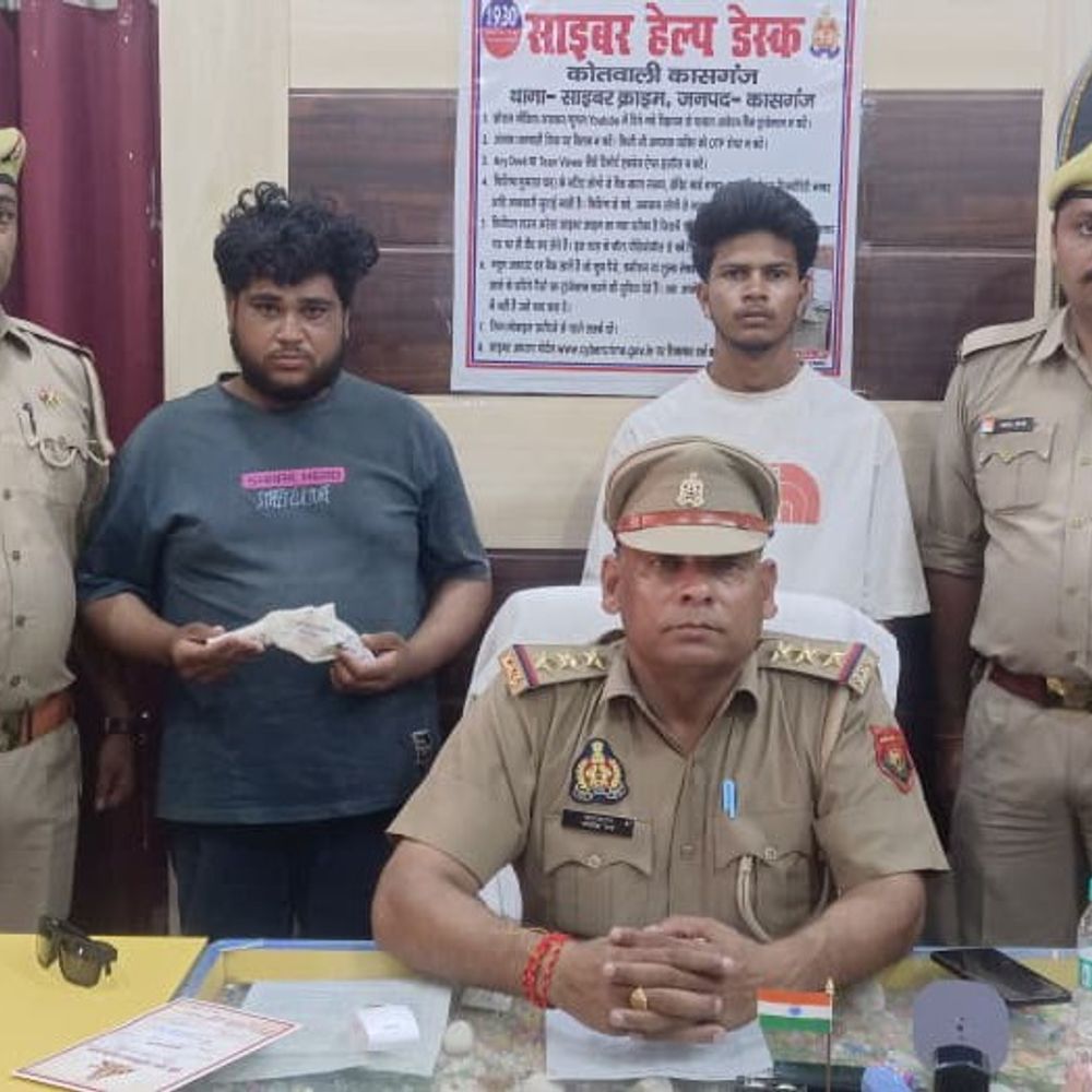 कासगंज पुलिस ने तीन अभियुक्तों को गिरफ्तार किया:चोरी की दो बाइकें और अवैध तमंचा बरामद