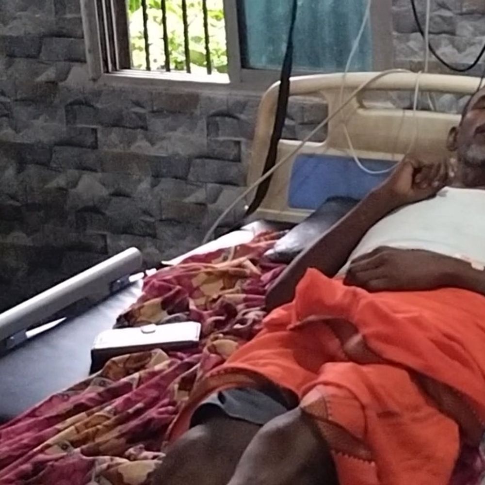सरैया में अधेड़ के पेट से डॉक्टरों ने निकाली बोतलें:ऑपरेशन कर बचाई जान, पेट में गैस और दर्द होने पर अस्पताल लाया गया था